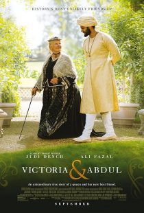 MV5BMjA4NzY1NTQ1Nl5BMl5BanBnXkFtZTgwMTM3NTY0MjI@. V1 SX500 دانلود فیلم Victoria & Abdul 2017