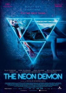 MV5BNTgyYjg3YzUtODU1Ni00NjMxLThiODYtMzNlMjdmNTQ3OWFlXkEyXkFqcGc@. V1 SX500 دانلود فیلم شیطان نئونی | The Neon Demon 2016