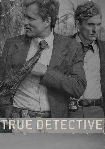 MV5BNzk4ODZkNTYtNjU2Yi00YTU5LWFmMjYtNjNiMTRhMjEzNDQ1XkEyXkFqcGc@. V1 SX500 دانلود سریال کاراگاه واقعی | True Detective 2014