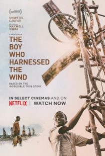 MV5BNjM2OTg5MTA0OV5BMl5BanBnXkFtZTgwNTMyNTY0NzM@. V1 SX500 دانلود فیلم The Boy Who Harnessed the Wind 2019